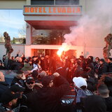 Τρομερές σκηνές έξω από το ξενοδοχείο του ΟΦΗ: Ο κόσμος «έσπρωξε» την ομάδα για τη μεγάλη πρόκριση