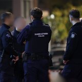 Μπήκαν να αγοράσουν νερό, είδαν την ιδιοκτήτρια να κλαίει και ανέλαβαν …δράση