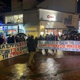 Υπό βροχή το αντιπολεμικό συλλαλητήριο στα Χανιά