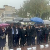 Ρίγη συγκίνησης την 25η Μαρτίου: Έψαλλαν τον Εθνικό Ύμνο υπό καταρρακτώδη βροχή! (video)