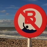 Χανιά: Απαγόρευση κολύμβησης μετά τη διαρροή λυμάτων, στην παραλία Κουμ Καπί