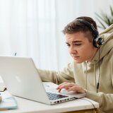 Τηλεκπαίδευση: Άραγε ποιος κοροϊδεύει ποιον;