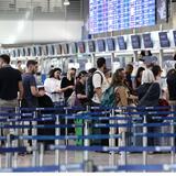 Χωρίς βιομετρικούς ελέγχους οι Βρετανοί το καλοκαίρι στην Ελλάδα – Αντιδράσεις από την ΕΕ