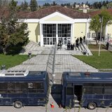 Τέμπη: Χωρίς εντάσεις και με λιγότερο κόσμο συνεχίζεται σήμερα η δίκη για την τραγωδία