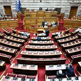 Σε υψηλούς τόνους η συζήτηση στη Βουλή για το κράτος δικαίου