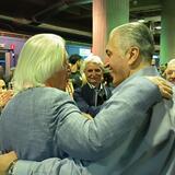 Αποθέωση στο αεροδρόμιο για τον Μιχάλη Μπούση και τον πατέρα του