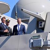 «Αμυντική γέφυρα» Ελλάδας και Γαλλίας στον «Κίμωνα» – Η κοινή επίσκεψη Μητσοτάκη – Μακρόν στη φρεγάτα