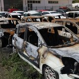 Ηράκλειο: Στάχτη και λιωμένες λαμαρίνες μετά τη φωτιά σε χώρο στάθμευσης ενοικιαζόμενων αυτοκινήτων - Φωτογραφίες
