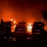 Ηράκλειο: Μεγάλη πυρκαγιά σε χώρο στάθμευσης ενοικιαζόμενων αυτοκινήτων - Βίντεο