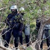 Γαύδος: Με διμοιρίες ΜΑΤ και ένταση η επιχείρηση κατεδάφισης ξύλινων κατασκευών! - Βίντεο