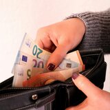 Ρέθυμνο: Κατήγγειλε την οικιακή βοηθό ότι του άρπαξε 1.100 ευρώ από το σπίτι