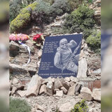 Δεν ξεχνούν τον Στέλιο Παπαδογιαννάκη: Φίλοι του έστησαν μνημείο στο φαράγγι του Αμπά