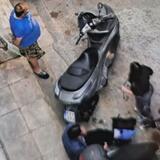 Άγρια επίθεση για το πάρκινγκ: «Την άρπαξε από το λαιμό και τη χτυπούσε με μανία στο καπό» 