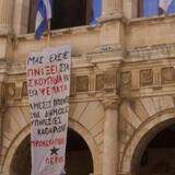 Ηράκλειο: “Μας έχετε πνίξει στα σκουπίδια και τα ψέματα” – Πανό διαμαρτυρίας στη Λότζια! - Βίντεο