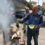 Πάσχα στο Ηράκλειο: Βγήκαν οι σούβλες… και πήραν φωτιά τα κάρβουνα!
