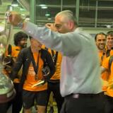 Νύχτα ξελογιάστρα: Το ζεϊμπέκικο του Μπούση στο αεροδρόμιο, κρατώντας το κύπελλο