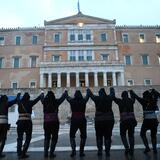 Ο περήφανος χορός των Ποντίων υπό σφοδρή βροχή στο Σύνταγμα- Δείτε εικόνες
