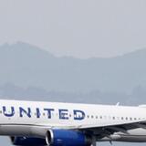 Αεροσκάφος της αμερικανικής United Airlines χτύπησε στύλο φωτισμού και φορτηγό 