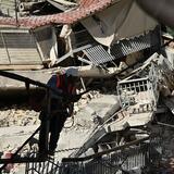 Πετράλωνα: Καρέ καρέ η στιγμή της κατάρρευσης της πολυκατοικίας
