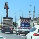 Απίστευτο βίντεο από τον Κηφισό: Αναβάτες μοτοσικλέτας γλιτώνουν από κομμάτια πινακίδας που «ξήλωσε» απρόσεκτος οδηγός φορτηγού