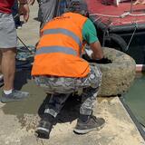 Ηράκλειο: Λάστιχα και πάσης φύσεως σκουπίδια έβγαλαν οι εθελοντές από τη θάλασσα στο λιμάνι!
