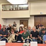 Μεταναστευτικό: Διαμαρτυρία στο Περιφερειακό Συμβούλιο Κρήτης για τη δομή στους Αθανάτους