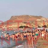 Συνωστισμός στις παραλίες του Ηρακλείου! "Πατείς με πατώ σε" για μια βουτιά! Δείτε εικόνες