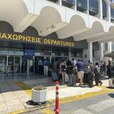 Το αδιαχώρητο στο αεροδρόμιο Ηρακλείου - Μέχρι το πεζοδρόμιο φθάνουν οι ουρές! (video)