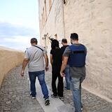 Περίπου 3 ώρες κράτησε η αναπαράσταση της δολοφονίας της διασώστριας στη Σύρο: Πήγαν το ζευγάρι ξεχωριστά στο σπίτι