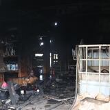 Ηράκλειο: Παρανάλωμα του πυρός έγινε το λεωφορείο κοντά στο αεροδρόμιο, ζημιές σε αποθήκη με πάνελ