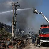 Φωτιά στον Ασπρόπυργο: 11 τραυματίες, οι 3 διασωληνωμένοι, εργοστάσιο κάηκε ολοσχερώς