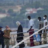 Έδεσε στη Μυτιλήνη το πλοίο με τους μετανάστες από την Κρήτη