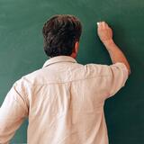 Εκπαιδευτικοί: Το καλοκαίρι δουλεύουν σεζόν για να ζήσουν! Αδύνατο να βρουν στέγη στην Κρήτη