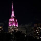 Ντόλι Πάρτον: Στα ροζ «ντύθηκε» το Empire State Building για να αποχαιρετήσει τη θρυλική τραγουδίστρια