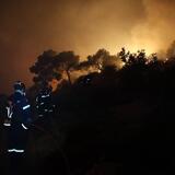 Νύχτα αγωνίας στη Δυτική Αττική - Συνεχίζεται η μάχη με τις φλόγες μετά την τραγωδία με τα δύο ελικόπτερα 