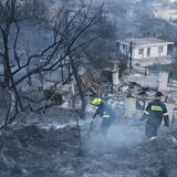 Πυρκαγιά στη Σαλαμίνα: "Μάχη" με διάσπαρτες εστίες - Συνεχίζονται οι απεγκλωβισμοί
