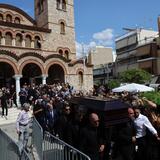 Συγκίνηση και δάκρυα στην κηδεία του Μαζωνάκη: Το τελευταίο χειροκρότημα στο «παιδί της νύχτας»