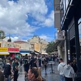 Ηράκλειο: Ούτε η βροχή πτόησε τους τουρίστες - Γέμισε επισκέπτες το κέντρο της πόλης