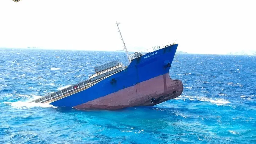 The cargo ship that ran aground off Sitia must be salvaged as a wreck. 1 nayagio fortigoploio sitia