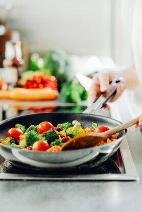 «Φάρμακο» για το μυαλό το μαγείρεμα - Μειώνει τον κίνδυνο άνοιας έως και 30%