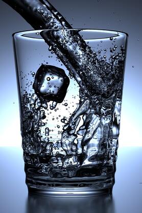 Συνεχής δίψα: πότε είναι φυσιολογική και πότε δείχνει πρόβλημα υγείας