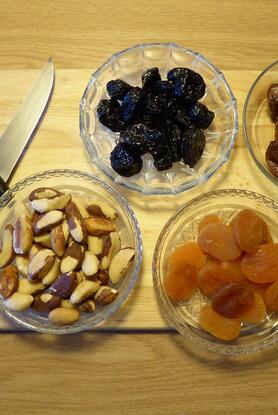 Αποξηραμένα φρούτα και ξηροί καρποί στην εγκυμοσύνη: Πόσο ωφέλιμα είναι