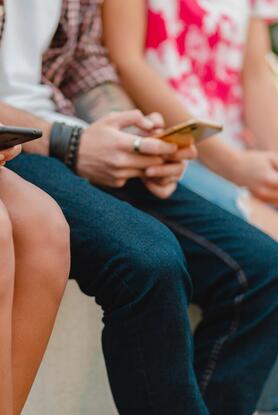 Social media: Προβληματική χρήση για σχεδόν τους μισούς 15χρονους και 16χρονους στην Ελλάδα
